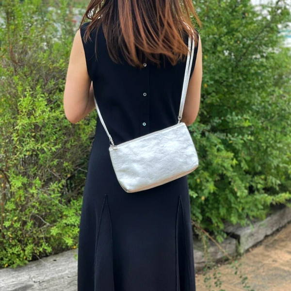 12 AGILITY 牛皮側背包