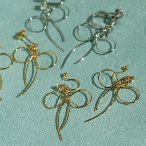 1.1 極簡線構蝴蝶結耳環|日本製流暢線條設計,親膚純鈦耳針、無鎳低負擔