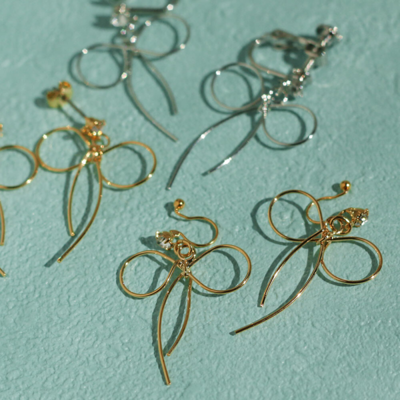 極簡線構蝴蝶結耳環｜日系流暢線條設計，親膚純鈦耳針、無鎳低負擔