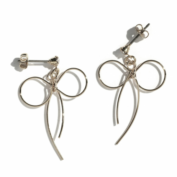 1.9 極簡線構蝴蝶結耳環|日本製流暢線條設計,親膚純鈦耳針、無鎳低負擔