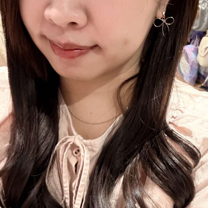 極簡線構蝴蝶結耳環｜日系流暢線條設計，親膚純鈦耳針、無鎳低負擔