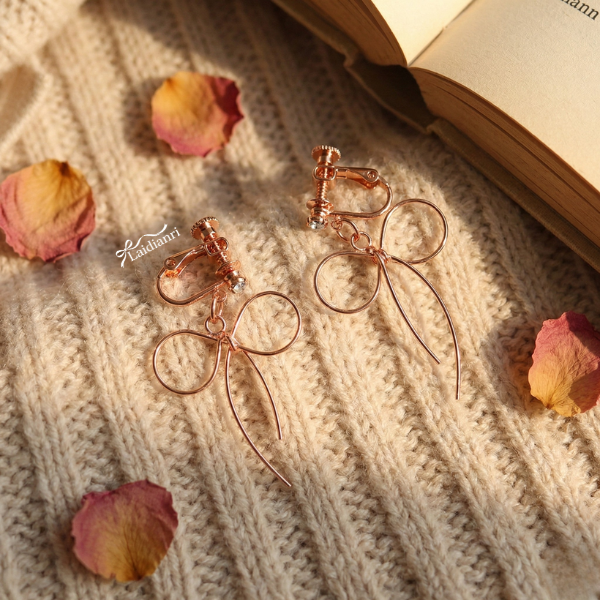 【日本製】法式浪漫單鑽線條蝴蝶結耳環