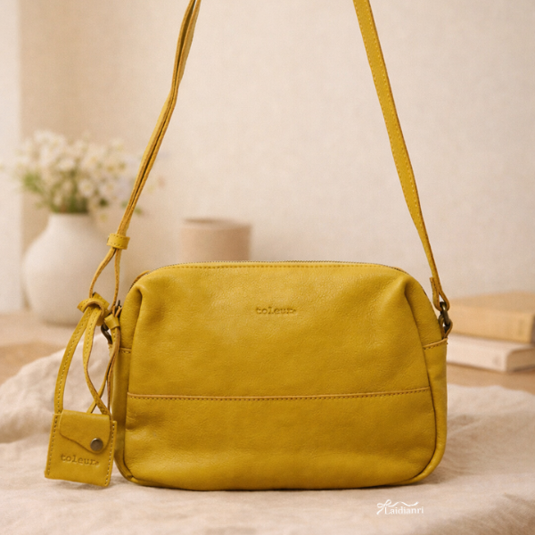 191 日牌toleur牛皮拉鍊斜背包