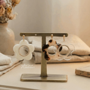 【日本製】復古鏤空花朵耳環｜米白色鈦針耳飾