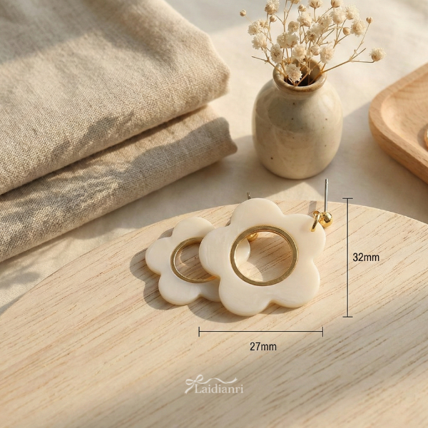 【日本製】復古鏤空花朵耳環｜米白色鈦針耳飾