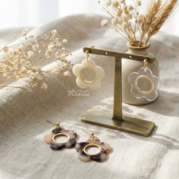 【日本製】復古鏤空花朵耳環｜米白色鈦針耳飾